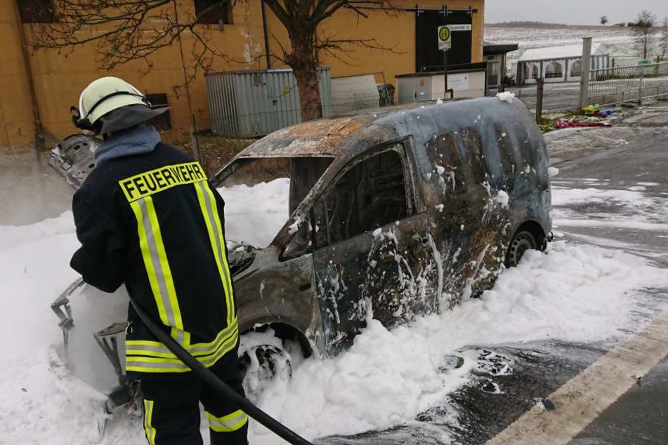 An dem Caddy konnte die Feuerwehr nichts mehr retten.