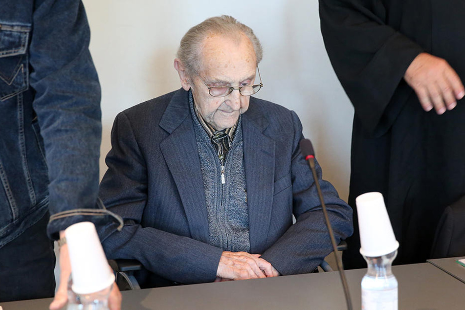 Hubert Z. (97) auf der Anklagebank des Landgerichts Neubrandenburg. (Archivbild)