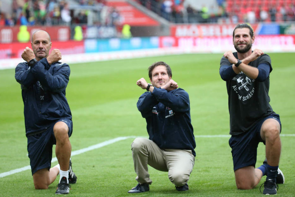Hannes Drews ist in Aue schon angekommen. Hier zeigt er mit Fitnesstrainer Werner Schoupa (r.) und Co-Trainer Robin Lenk die gekreuzten Hämmer.