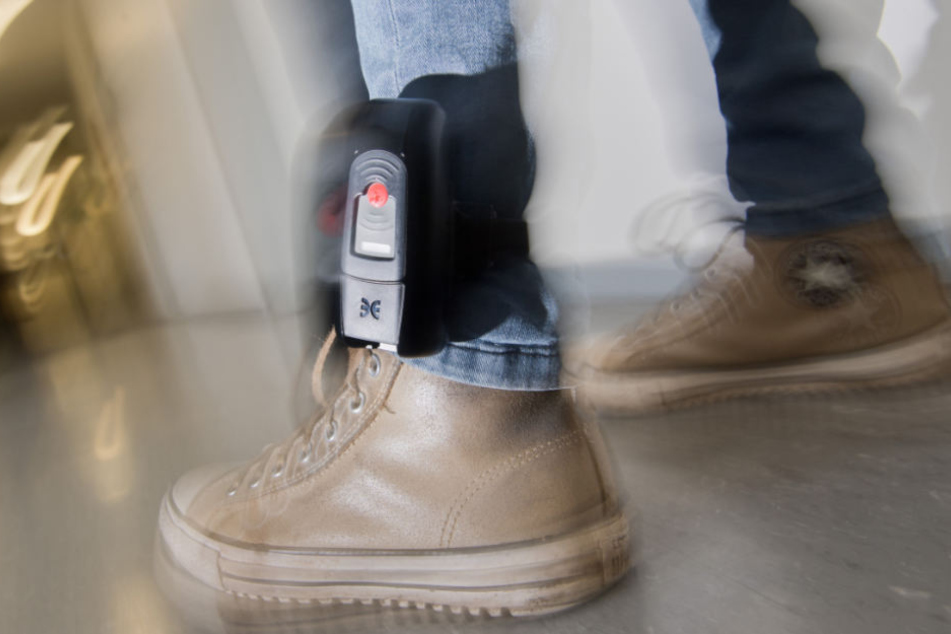 Auch extremistische Gefährder werden mit der elektronischen Fußfessel überwacht (Symbolfoto).
