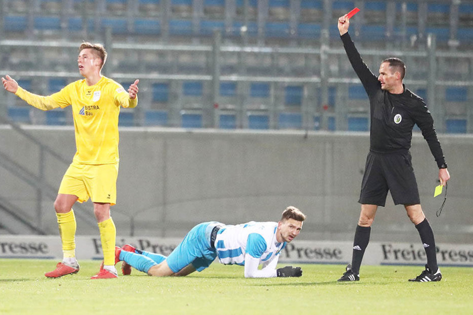 Der Bischofswerdaer Hannes Graf (links) bekommt die Rote Karte.