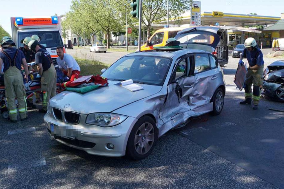 Rettungskräfte haben einen der Verletzten auf die Trage gelegt und bringen ihn in die Klinik.