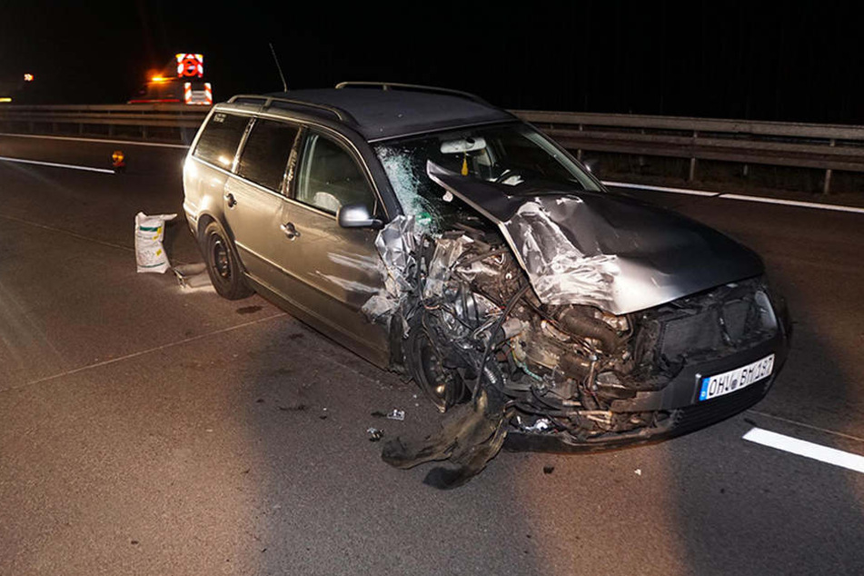 Der Kombi wurde im Motorbereich stark beschädigt.