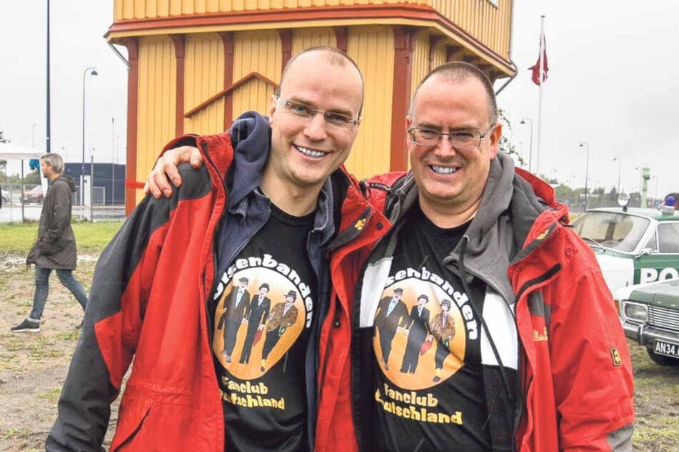 Paul Wenzel (31, l.) und Steffen Paatz (46) aus Leipzig haben das Haus
gemeinsam mit dänischen Fans und vielen Helfern gerettet.