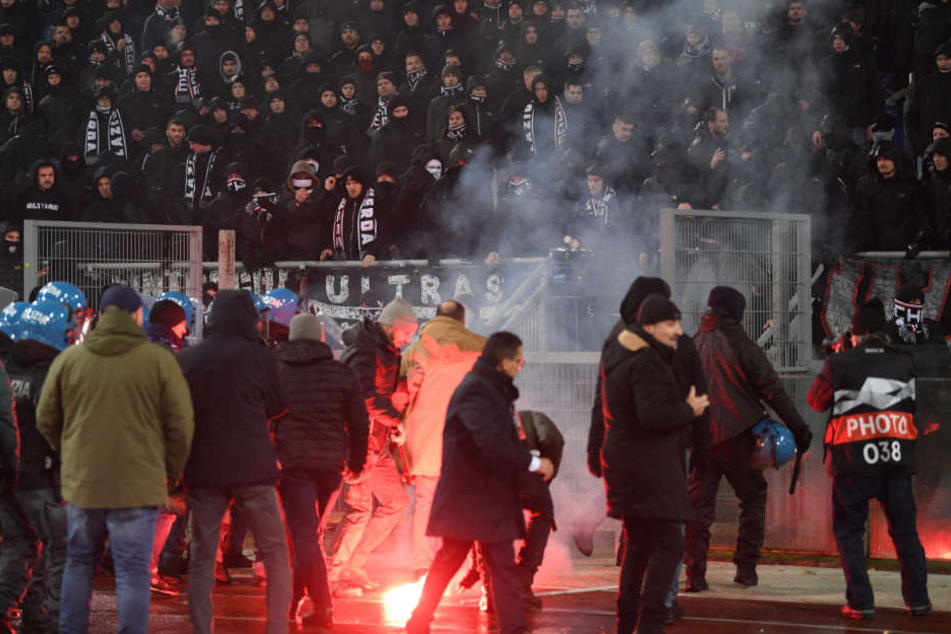 Bereits während des Spiels randalierten zahlreiche Fans.