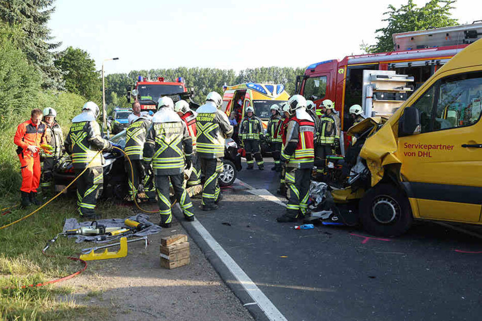 Die Feuerwehr musste mit schwerem Gerät anrücken, um die Insassen aus dem Peugeot zu befreien.