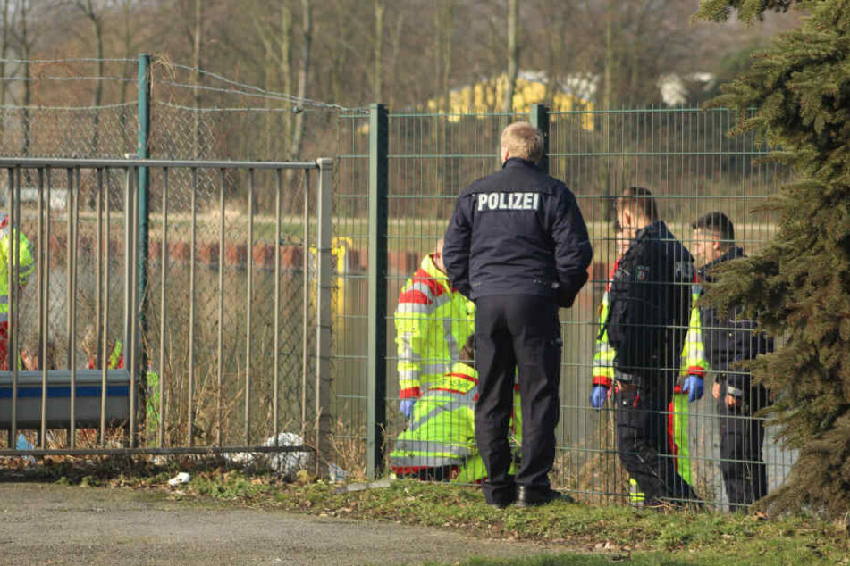 Die Polizei untersucht das Gelände um die Fundstelle.