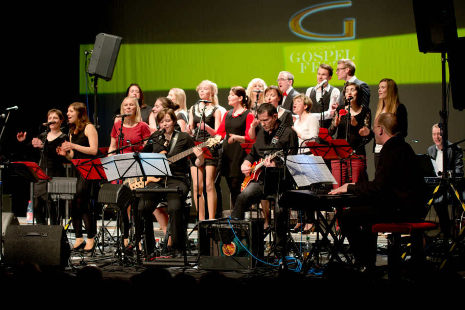 Vom Dorfchor zum Musiksternchen: Angefangen mit fünf Mitgliedern besteht der
Chor heute aus 20 Sängern im Alter von 16 bis 52. Bekannt ist der Klangkörper
für seine gesanglich perfekten Konzerte mit Live-Band.
