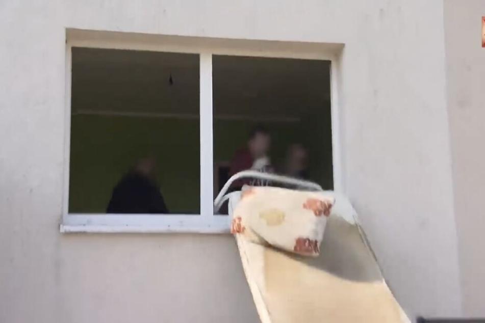 Alles, was die Bewohner in der Adolf-Kolping-Straße vor dem Auszug nicht entsorgt hatten, wird aus den Fenstern geworfen.