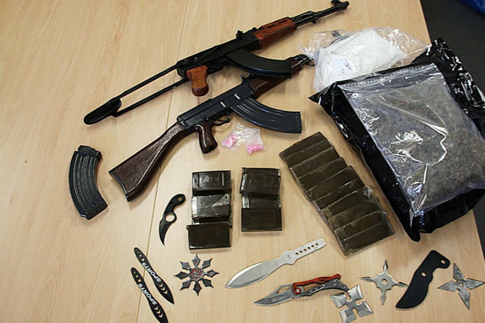 Das Bild zeigt die sichergestellten Drogen und Waffen.