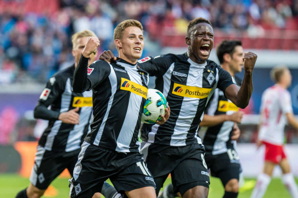 "Wer im Stadion war, hat sein Kommen nicht bereut", sagte Gladbachs Trainer Dieter Hecking. Hier feiern Hazard (l.) und Zakaria das 1:1.