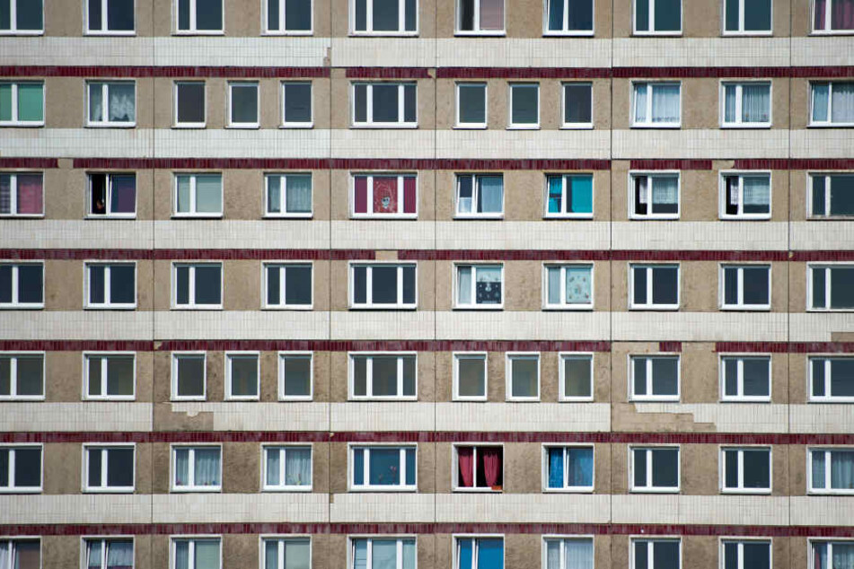 Kameraden der Feuerwehr fanden den toten Mann in seiner Wohnung. Woran er gestorben ist, ist unklar. (Symbolbild)