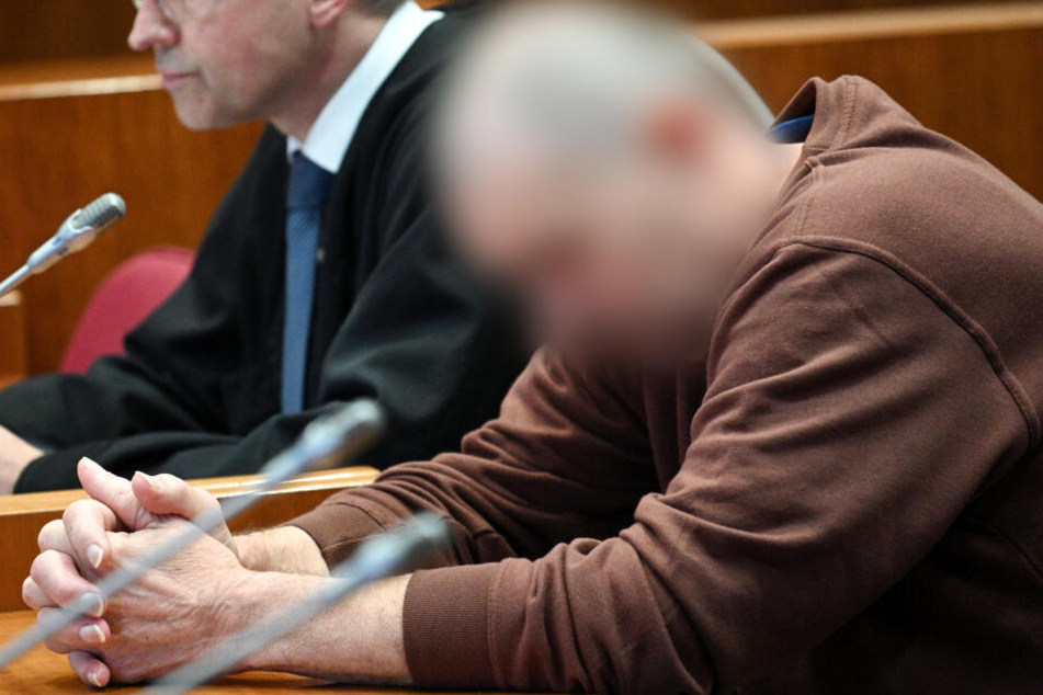 Um seine Ex-Lebensgefährtin zu bestrafen, hat ein Mann aus Troisdorf deren 43 Jahre alte Tochter erstochen.