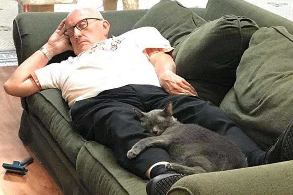 Der 75-Jährige hat immer seine Bürste dabei.