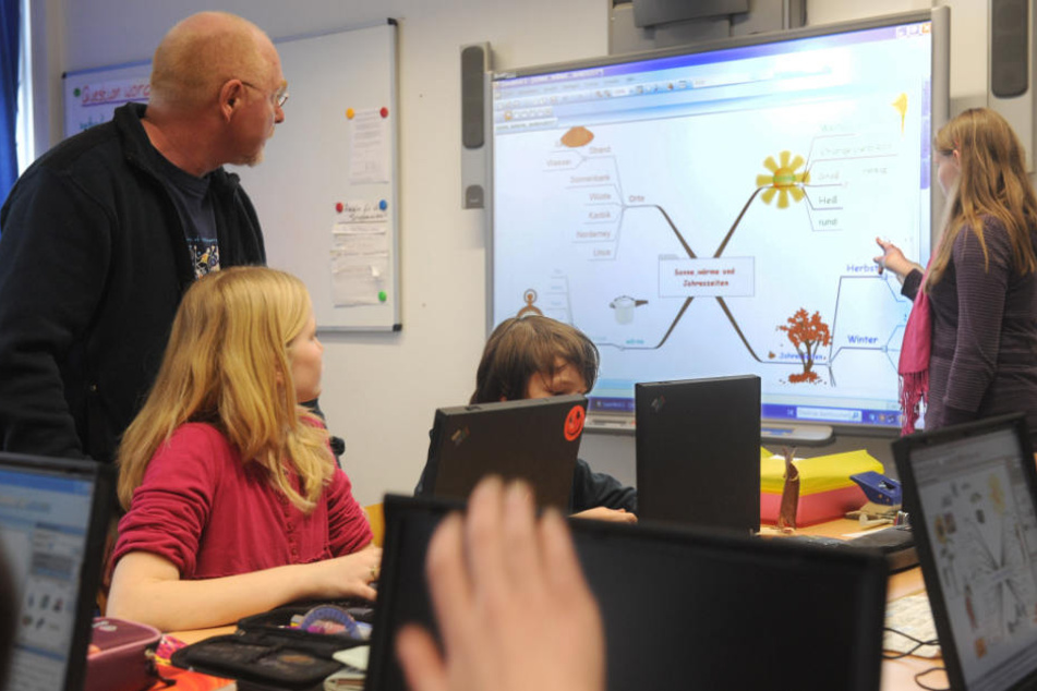 Nur Whiteboards und Computer haben es bislang in die Klassenzimmer geschafft. (Symbolbild)