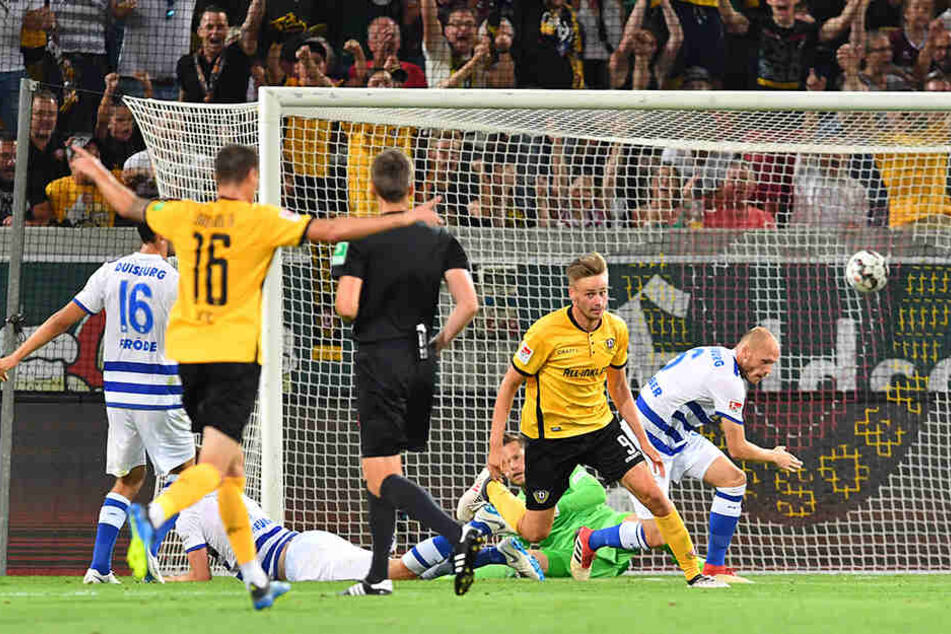Die letzten beiden Spielzeiten begann Dynamo daheim jeweils gegen Duisburg. Beide mal siegte Dresden 1:0, beide Mal traf Lucas Röser (2.v.r).