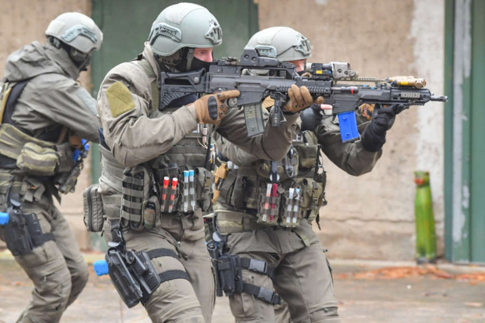 Schwer bewaffnete Polizisten stürmen das Gebäude.