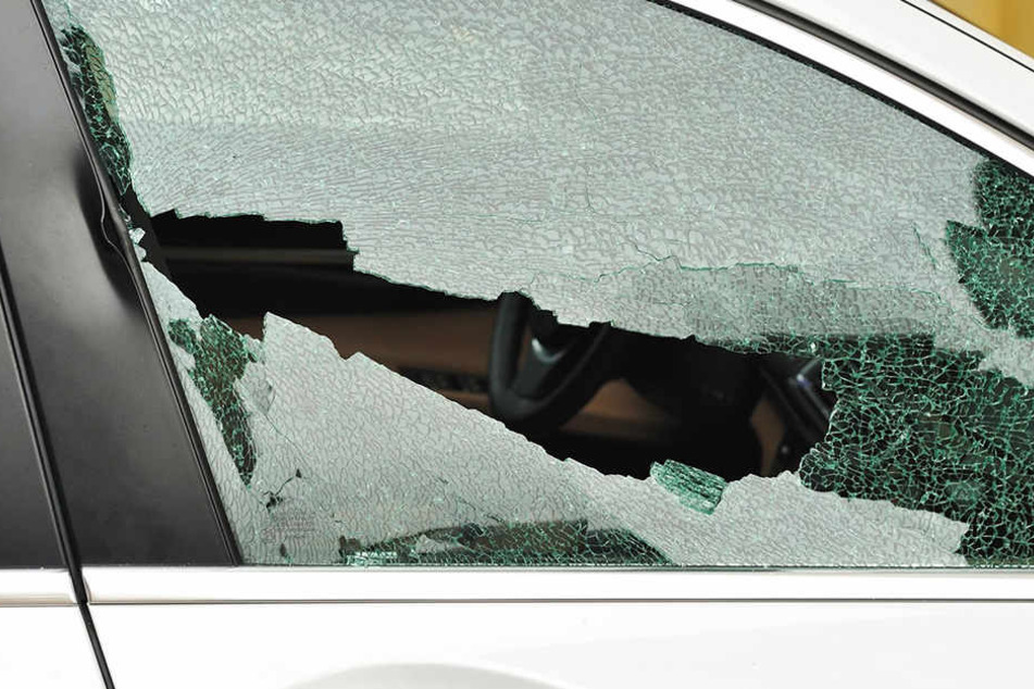Eine Seitenscheibe am Streifenwagen ging bei der Attacke zu Bruch. (Symbolbild)