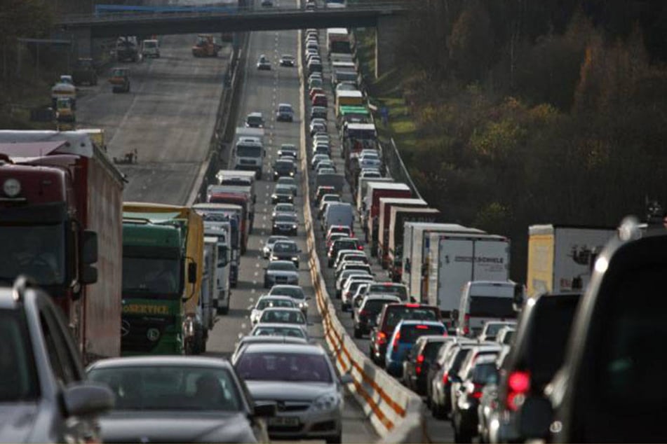 Bei Hedemünden fuhr der 23-Jährige von der Autobahn ab. Sein 21.000 Euro schwerer Unfall, flog aber auf.