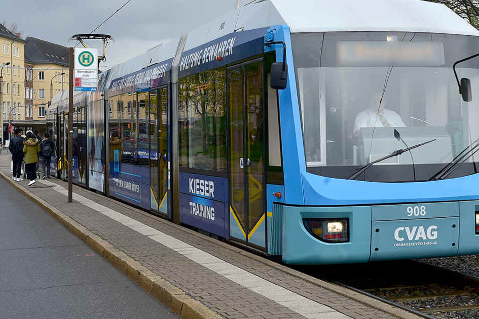 Ein junger Mann hat am Dienstag in einer Straßenbahn randaliert. (Archivbild)