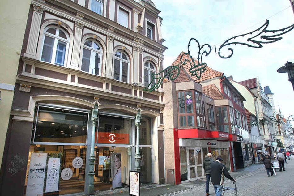 Das Haus, in dem der Optiker ist, gehört inzwischen dem Investor aus Lübbecke. Daneben sollen die neuen Gebäude entstehen.