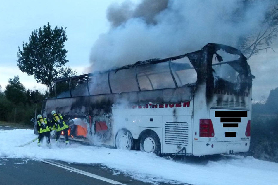 Die Feuerwehr löschte das Feuer mit einem Schaumteppich.