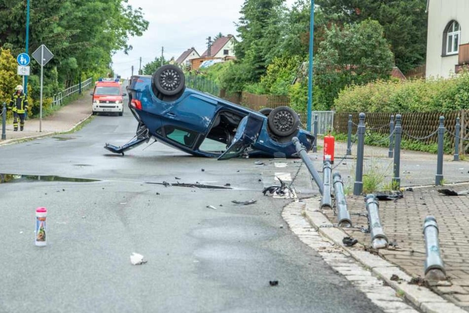 Der Seat war gegen mehrere Begrenzungsstangen gefahren und hatte sich dann überschlagen.