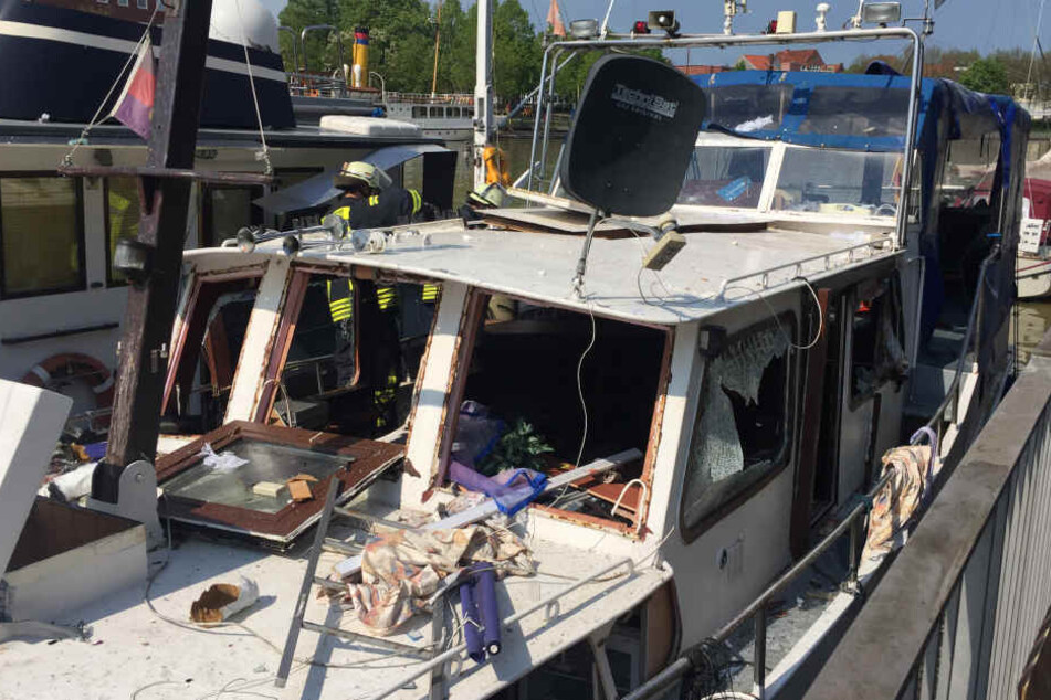 Im Hafen von Leer wurden zwei Senioren bei einer Explosion schwer verletzt.