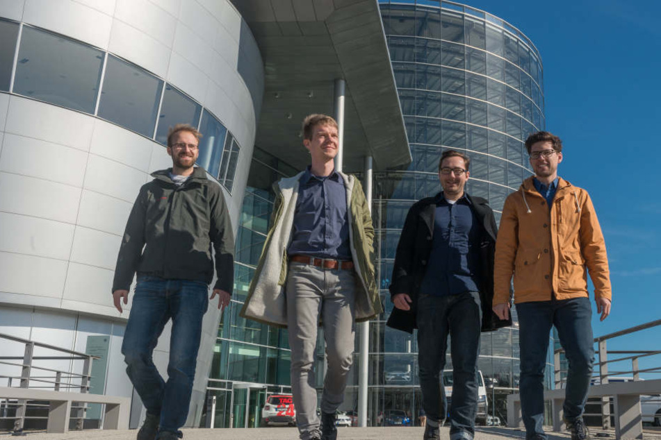 Richard Vetter (29, v.l.n.r. ), Bastian Thiere (31), Gregor Wendt (30) und
Martin Wesner (30) beziehen ab Mai ein Büro in der Gläsernen VW-Manufaktur.