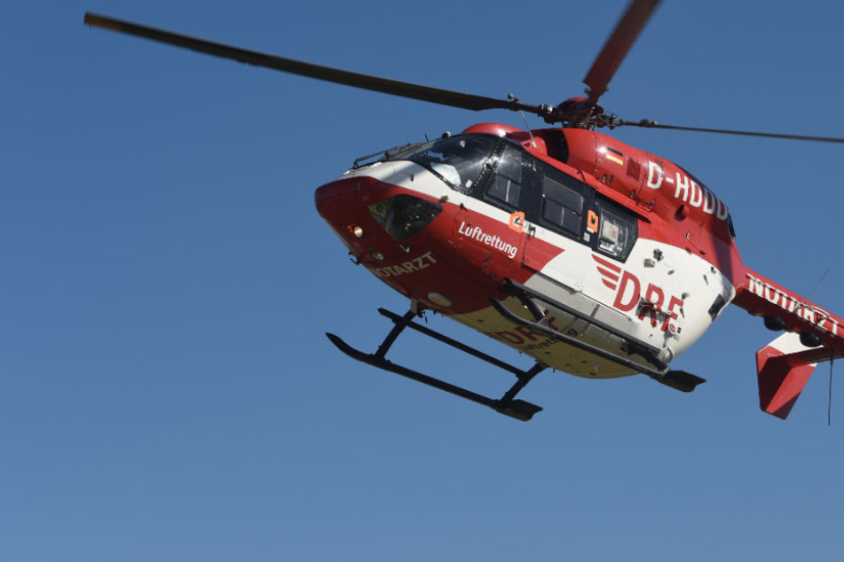 Mit einem Rettungshubschrauber wurde der Schwerverletzte in die Klinik geflogen (Symbolfoto).