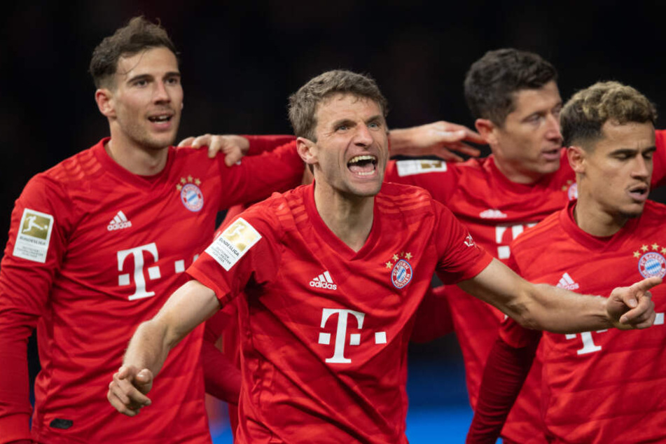 Thomas Müller (M) jubelt über seinen Treffer zum 1:0.