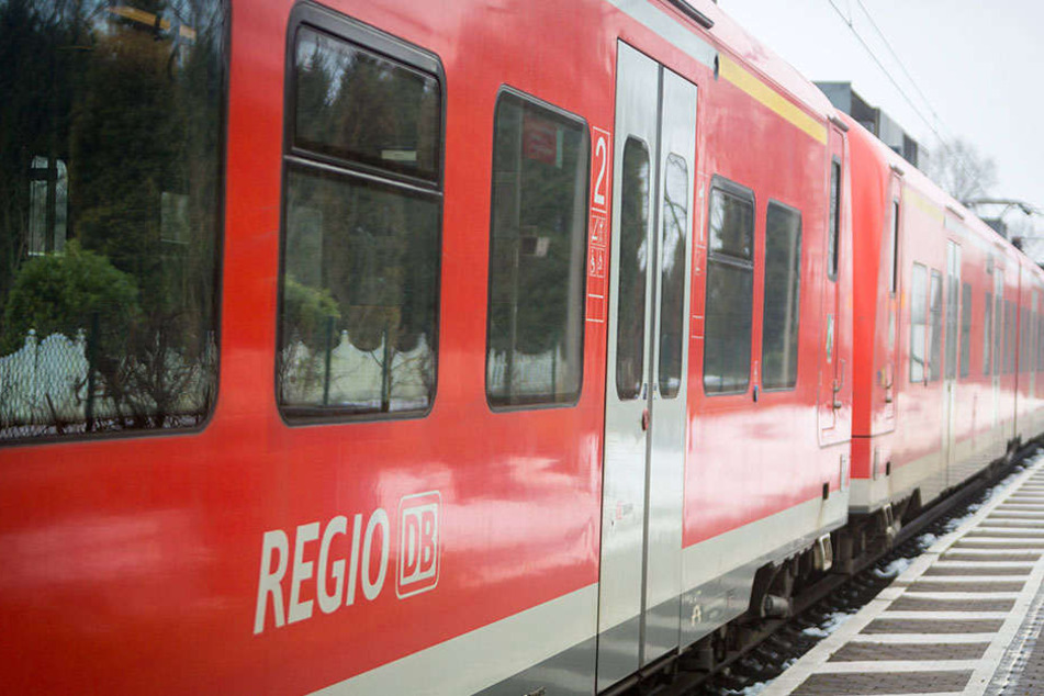 In einer S-Bahn benahm sich ein Afghane daneben. Jetzt sucht die Polizei Zeugen des Vorfalls.