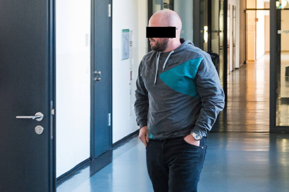Andreas D. (36) riss einen Kamermann um, musste im Amtsgericht antreten.