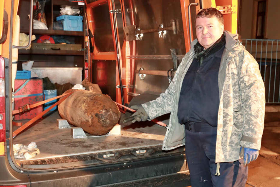 Sprengmeister Holger Klemig mit der Fliegerbombe.