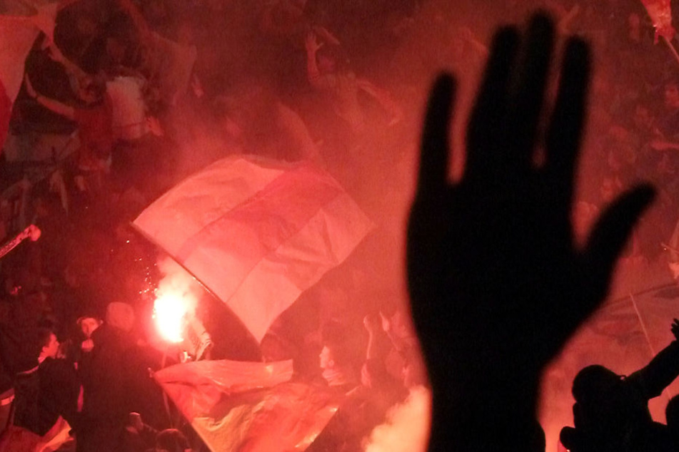 Schärferes Vorgehen gegen Bengalos und Pyrotechnik? Solche Bilder könnten bald zu hohen Strafen führen. (Symbolbild)