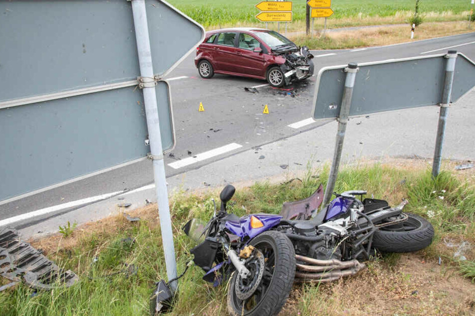 Auf der S100 kam es zwischen dem Benz und dem Motorrad zur Kollision.