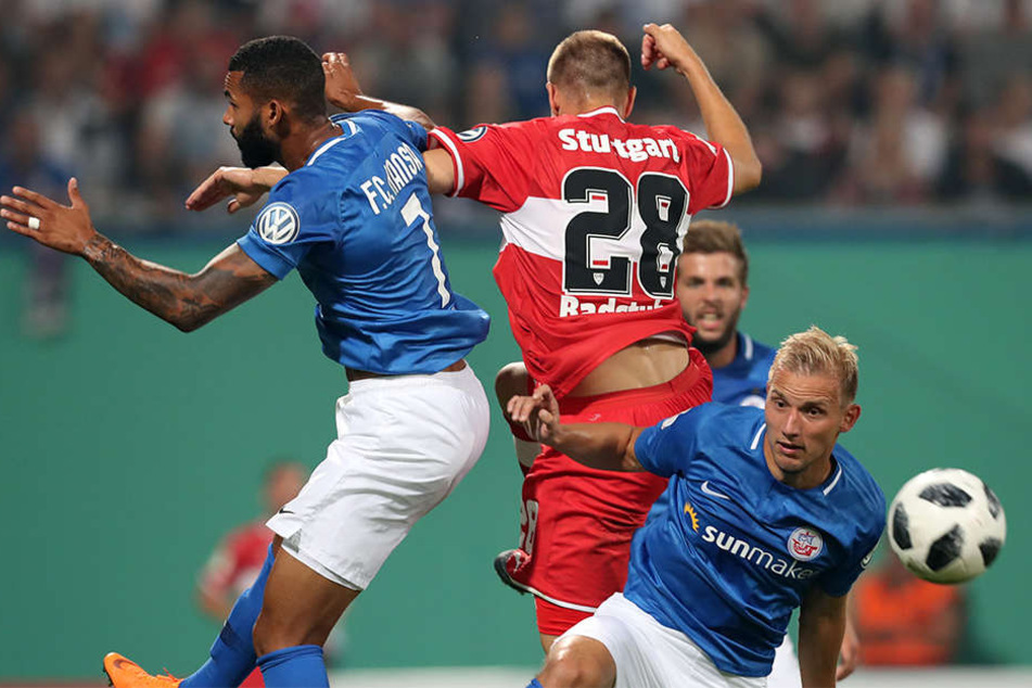 Hart umkämpft: Die Rostocker Cebio Soukou (links) und Stefan Wannewetsch (rechts) setzen sich gegen Stutgarts Holger Badstuber (Mitte) durch.