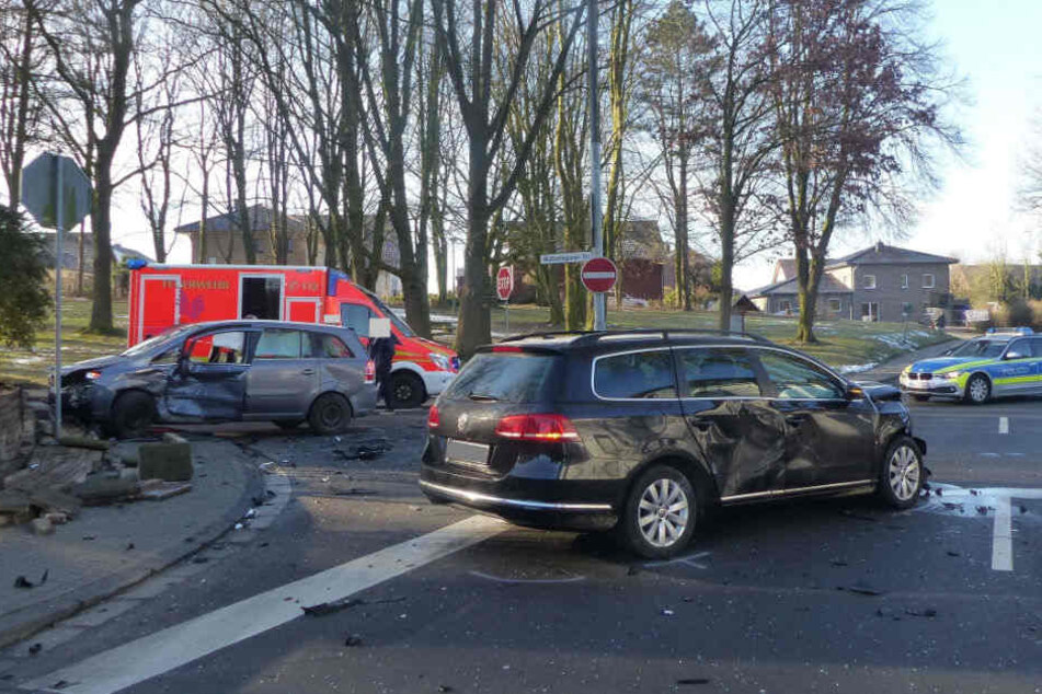 Der Opel wurde gegen eine Grundstücksmauer geschleudert.