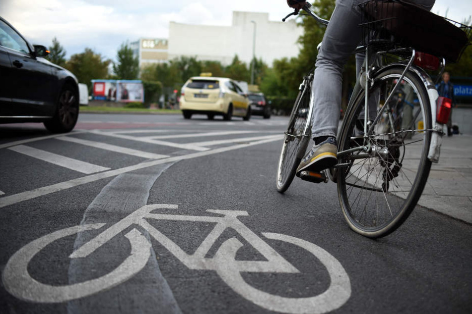 Der wehende Mantel der Rennradfahrerin wurde den beiden anderen Frauen zum Verhängnis. (Symbolbild)