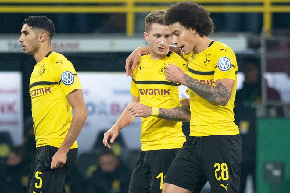 Axel Witsel (r.) beglückwünscht Dortmunds Spielführer Marco Reus (M.) zu dessen erstklassigem Freistoßtor.