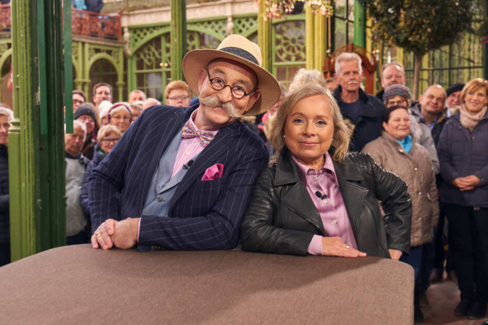 Horst Lichter und Schauspielerin Christine Urspruch bei der "Bares für Rares"-Abendsendung aus Schwerin.