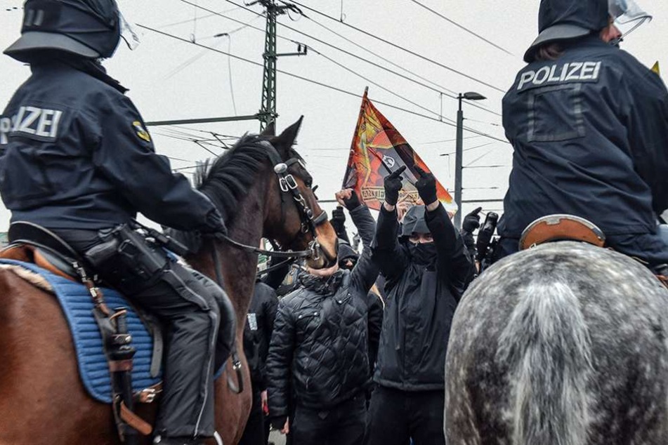 Die Linken blockierten am Nachmittag die Marienbrücke, daraufhin wurde die rechte Demo von Gerhard Ittner umgeleitet werden.