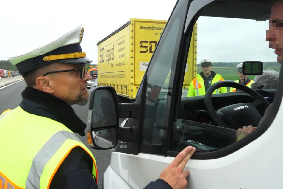 Stefan Pfeiffer, Leiter der Verkehrspolizei Feucht, konfrontierte die Gaffer mit ihrem unmöglichen Verhalten.