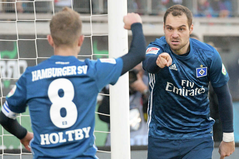 Torschütze Pierre-Michel Lasogga (rechts) bedankt sich bei Lewis Holtby für dessen Vorlage.