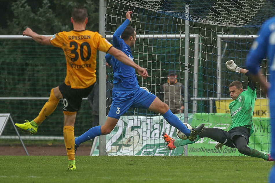 Stefan Kutschke (30) trifft in dieser Szene zum 5:0-Endstand für Dynamo.