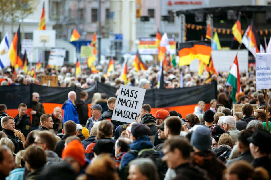 Pegida-Demonstration und Gegendemonstranten am Neumarkt/Dresden 2018. (Archivbild)