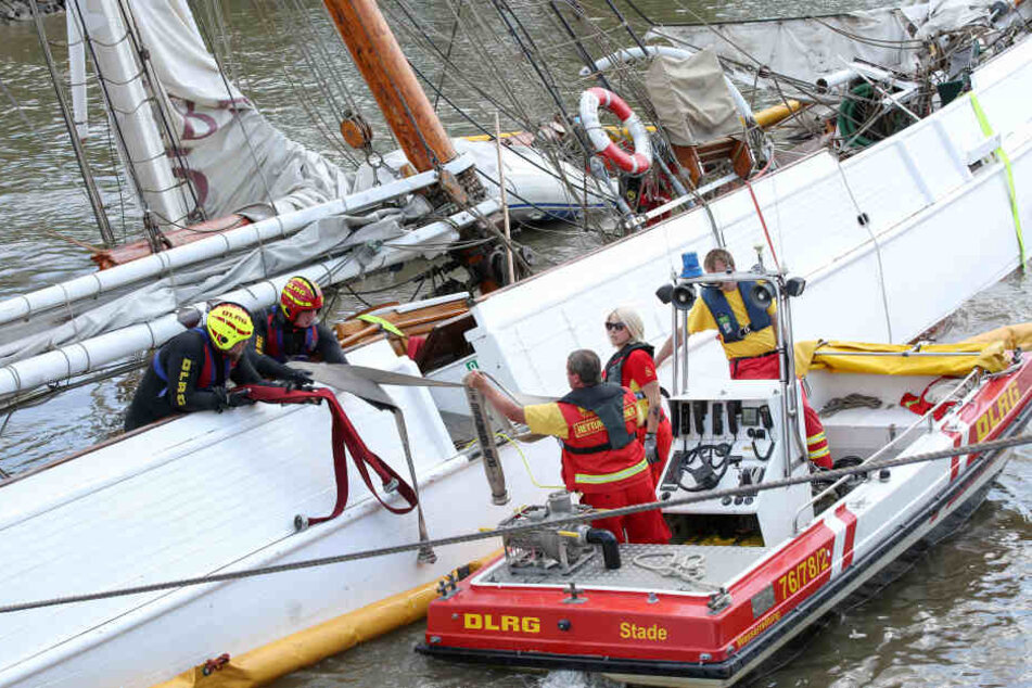 DLRG-Mitarbeiter sichern Material auf dem gesunkenen historischen Segelschiff "No. 5 Elbe", das beim Einsatz am Vortag noch auf dem Schiff verblieben war.