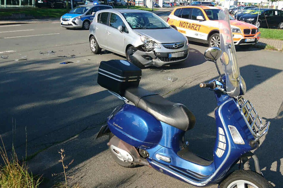 Der Mopedfahrer wurde schwer verletzt in ein Krankenhaus gebracht.