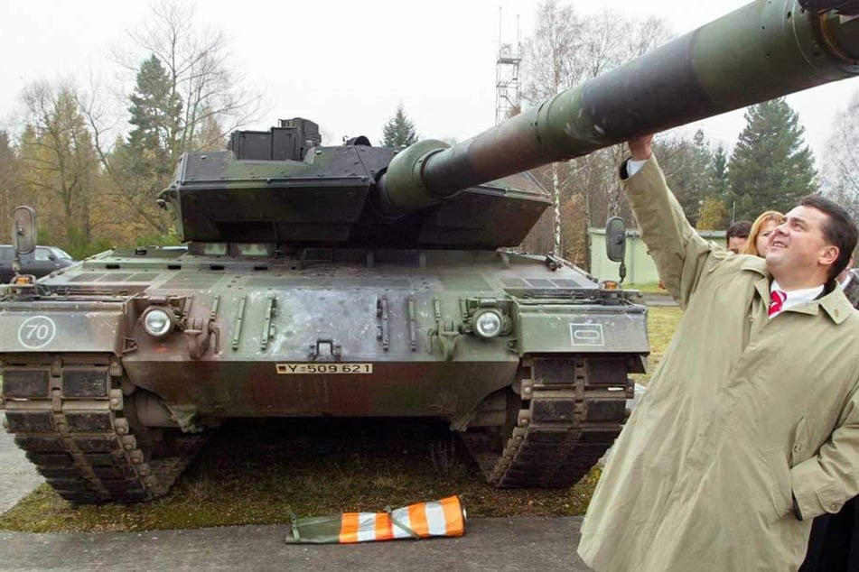 Sigmar Gabriel, hier noch als Regierungschef von Niedersachsen, schaut sich einen Leopard Kampfpanzer an.