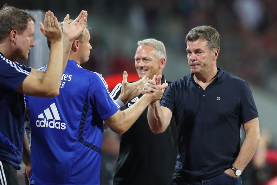Dieter Hecking (rechts) feiert den HSV-Sieg.